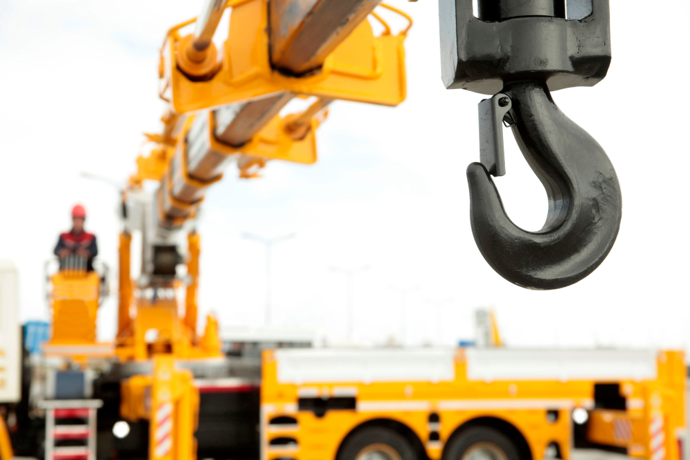 Crane,operator,works,in,construction,site