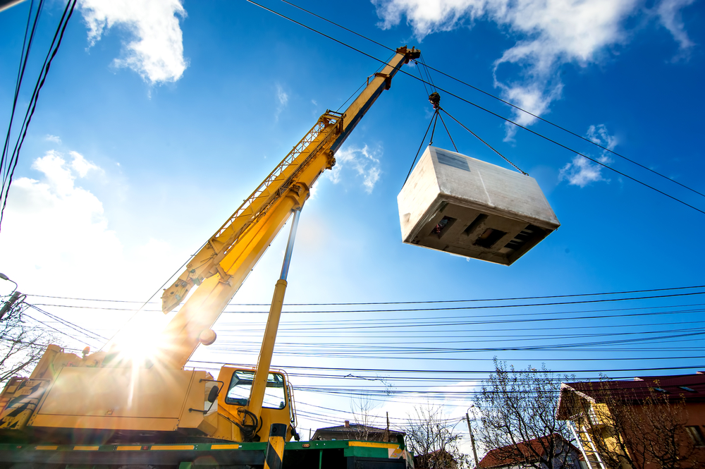 Mobile,crane,operating,by,lifting,and,moving,an,heavy,electric